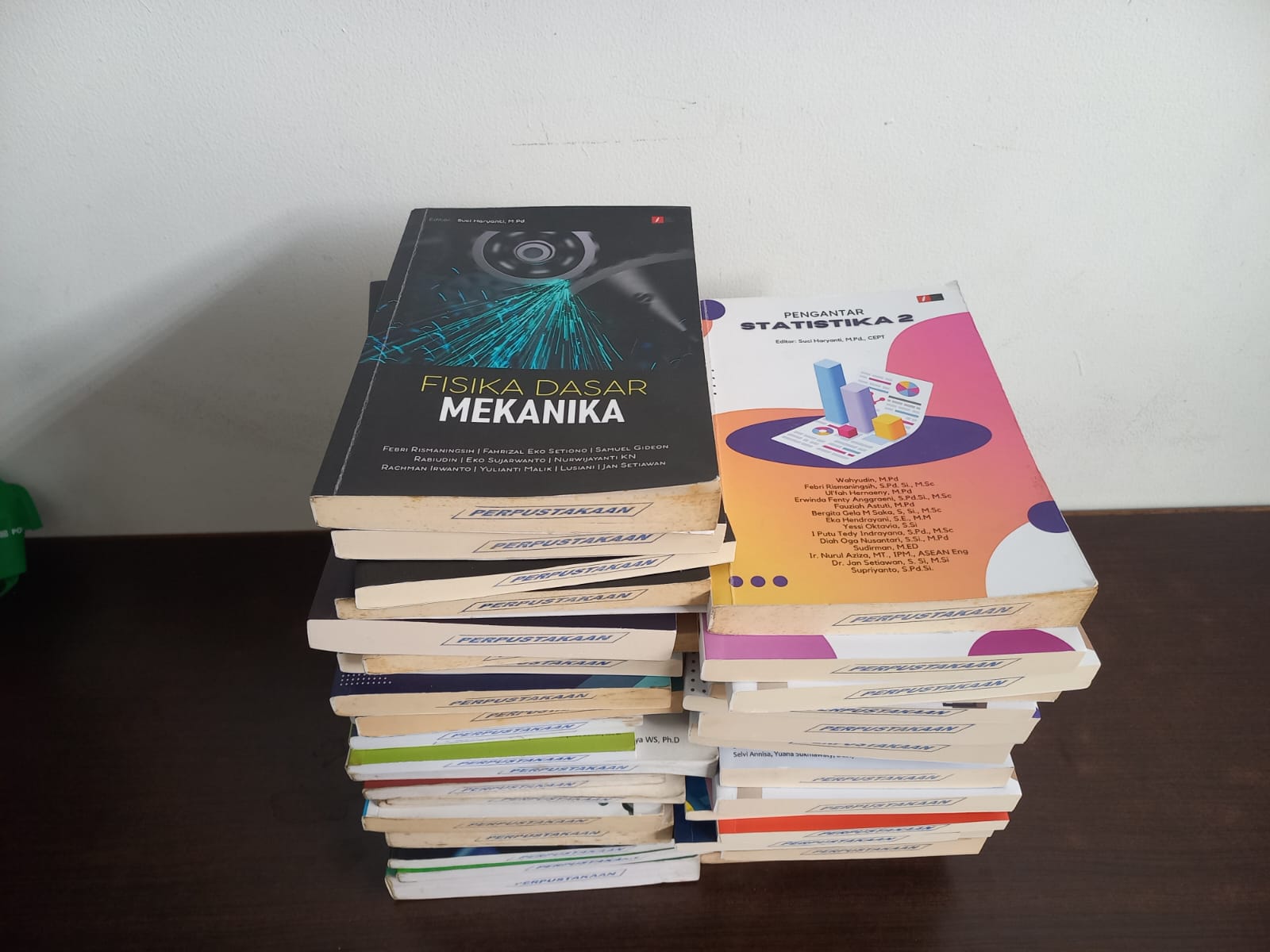 Perpustakaan UBSI BSD Meneriman Hibah Buku, Dukung Peningkatan Literasi Mahasiswa