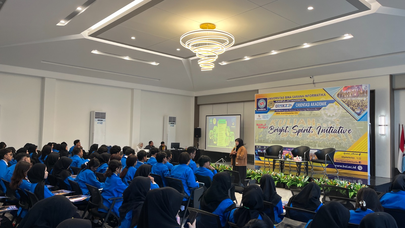 Perpustakaan UBSI melalui kegiatan ORMIK UBSI Kampus Jatiwaringin Bekali Mahasiswa Baru dengan Literasi Informasi