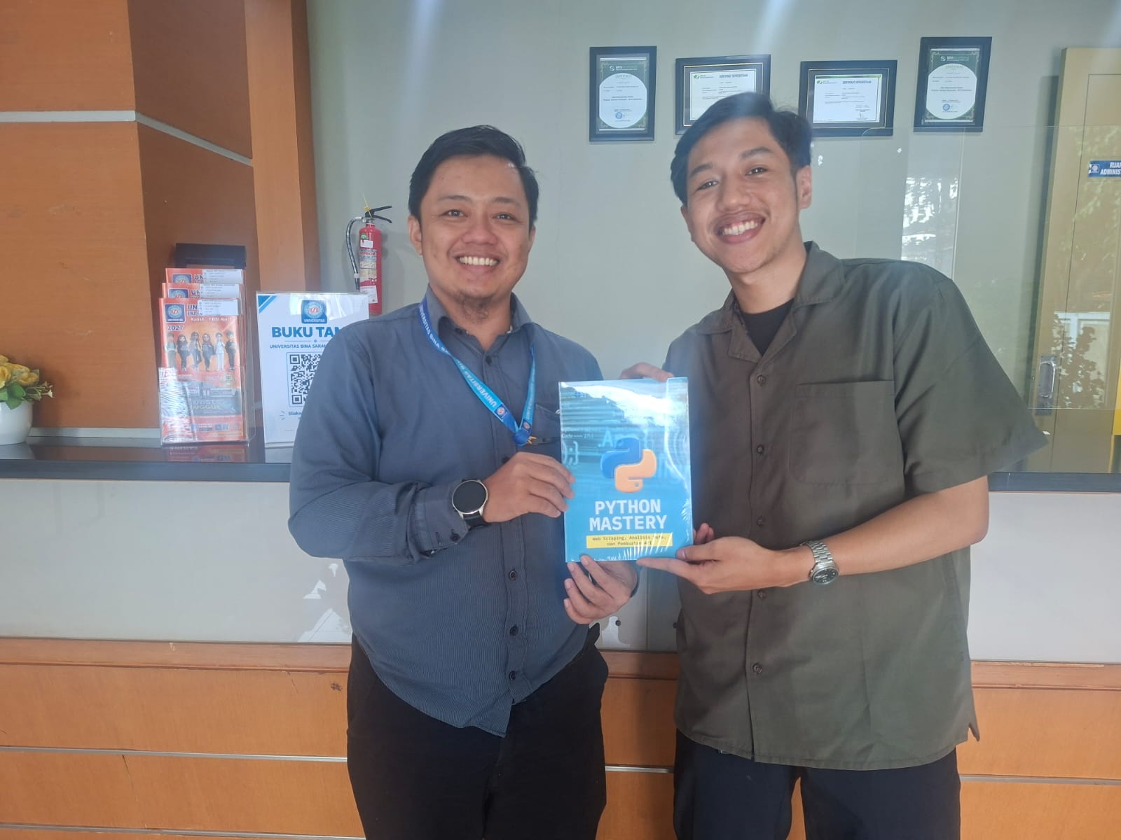 Perluas Wawasan Teknologi, Perpustakaan Universitas Bina Sarana Informatika Terima Hibah Buku Python Mastery