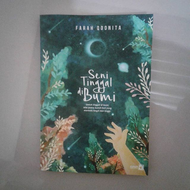 Seni tinggal di bumi : untuk tinggal di bumi, kita justru butuh hati yang merindu langit nan tinggi