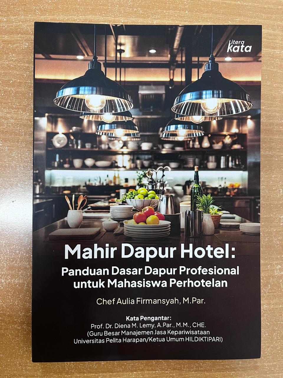 Mahir Dapur Hotel : Panduan Dasar Dapur Profesional untuk Mahasiswa Perhotelan